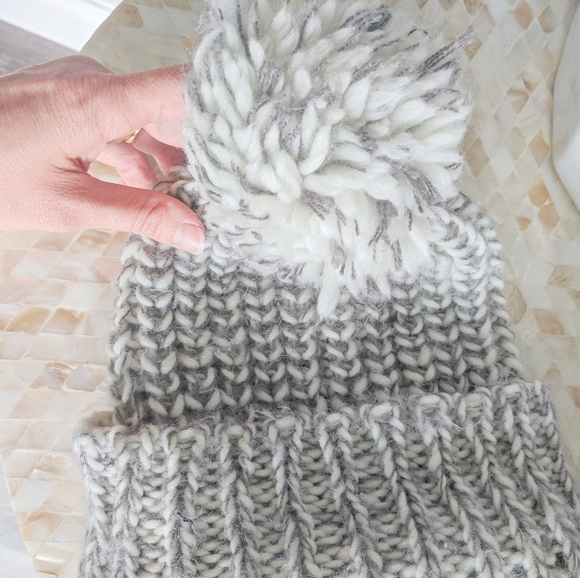 Gertex Chunky Knit Beanie with a Poof - Picture 2 of 3